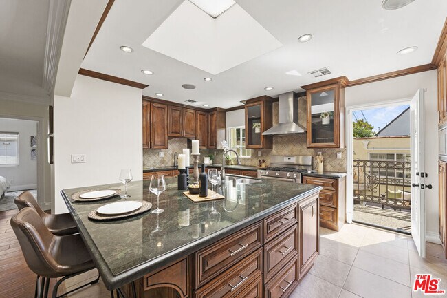 Building Photo - 1114 S La Peer Dr