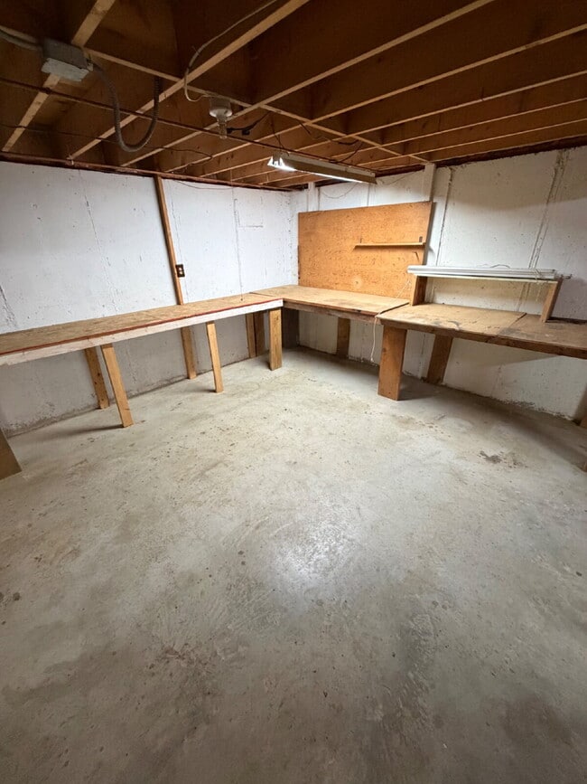 Building Photo - 2-Bedroom, 2-Bath Single-Family Home with Oversized Garage – Hudson, NH