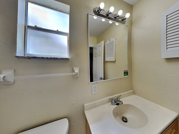 Building Photo - 137 Rebecca Dr NE