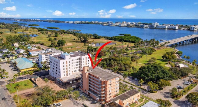 Building Photo - 15 S Golfview Rd