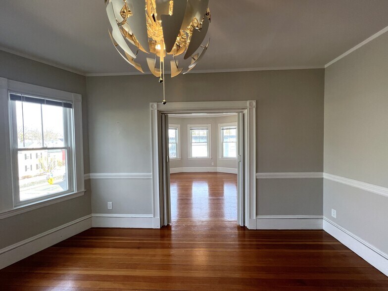 Building Photo - 107 Oxford St