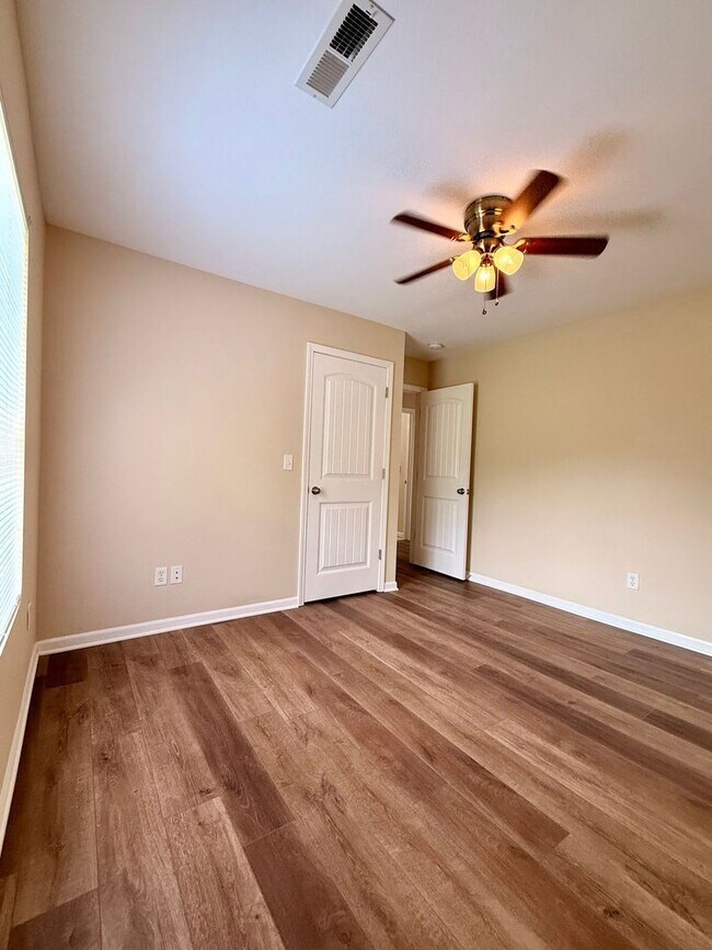 Building Photo - 1572-MF2-E4