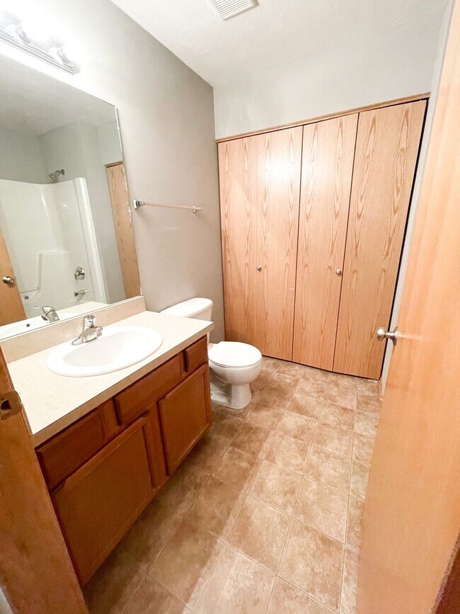 Building Photo - 3 Bedroom & 3 Bathroom Townhouse for Rent!