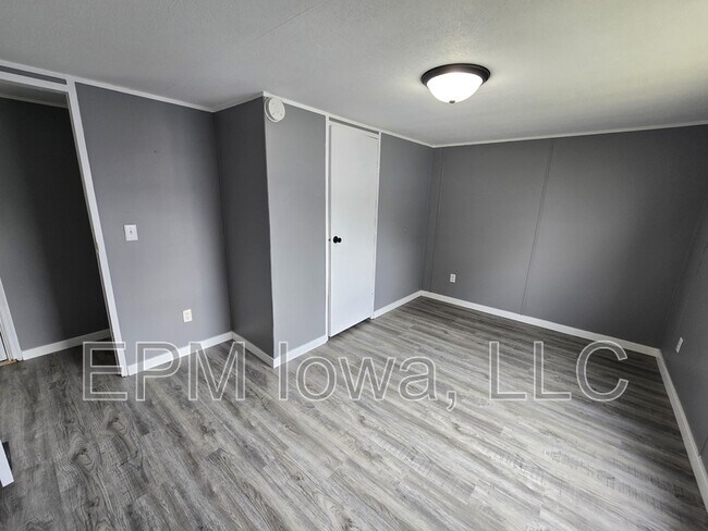 Building Photo - 700 W Ridgeway Ave