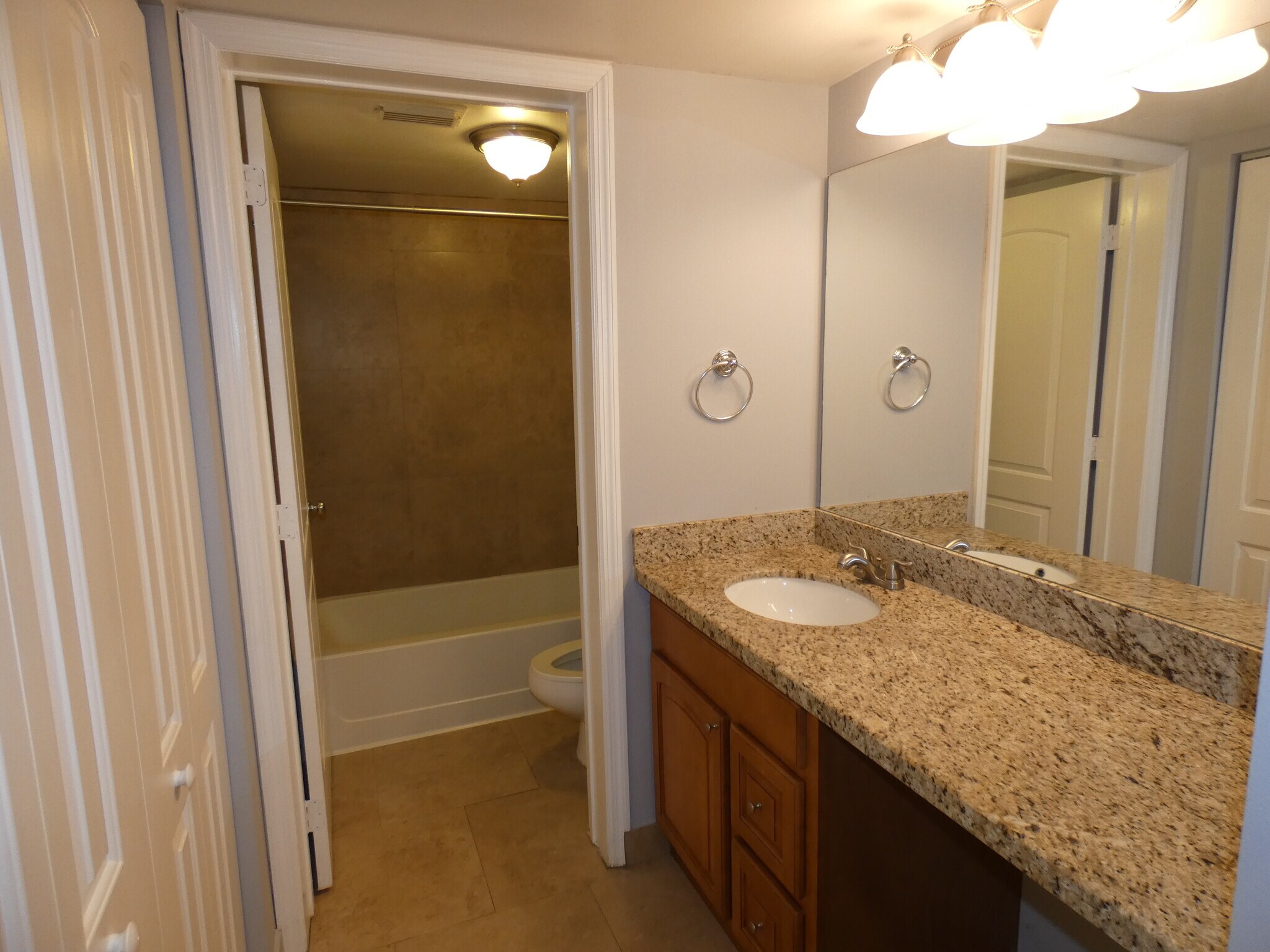 Building Photo - 2810 N Oakland Forest Dr