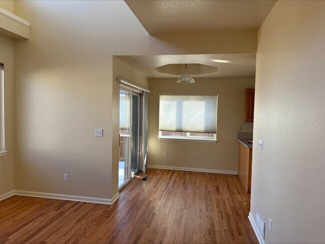 Building Photo - "Spacious 4-Bed, 3-Bath Gem on Franklin Drive – Modern Living in Boulder!"