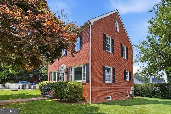 Building Photo - 843 Taylor St