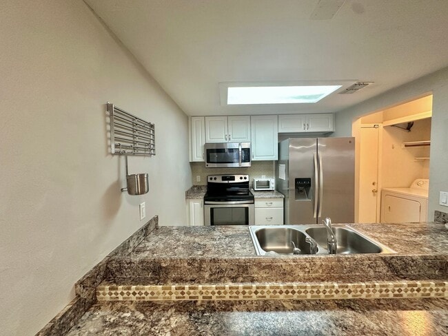 Building Photo - Spacious 2BR/2.5BA Townhome in Mill Run