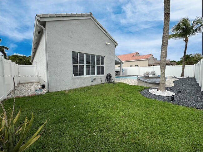 Building Photo - 1021 Cedar Falls Dr
