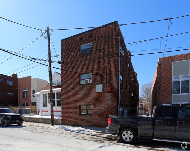 Building Photo - 1836-1844 Central Pl NE