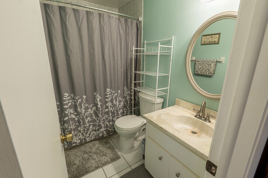 Building Photo - 8712 Bay Ct