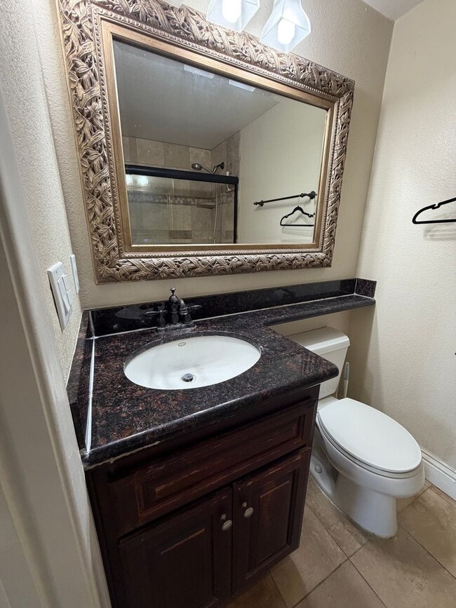 Building Photo - Spacious 2 Bedroom, 2.5 Bath Two-Story Townhome UTC