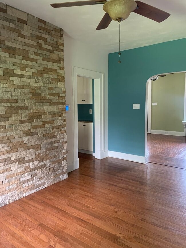 Building Photo - 3 Bedroom Single Family Home with Garage in Mount Washington!