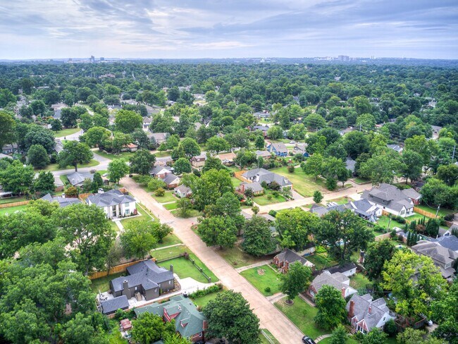 Building Photo - Luxury Living in the Heart of Tulsa