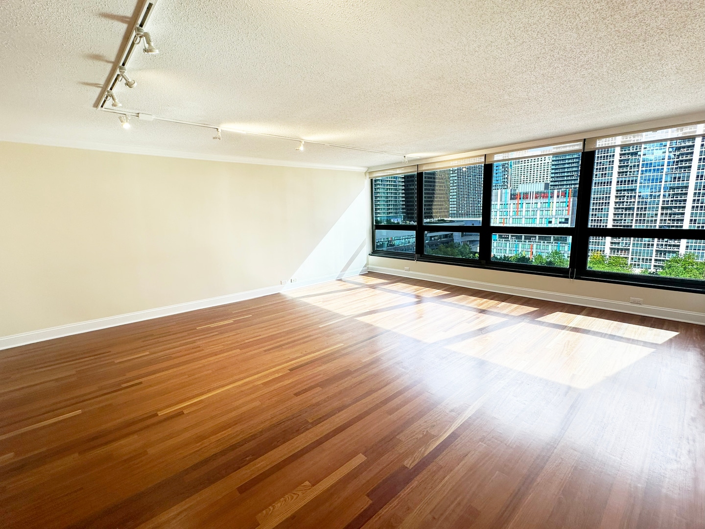 Building Photo - 360 E Randolph St