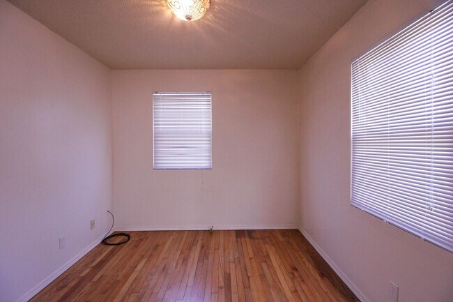 Building Photo - Charming Midtown Condo 2 Blocks From Brookside!