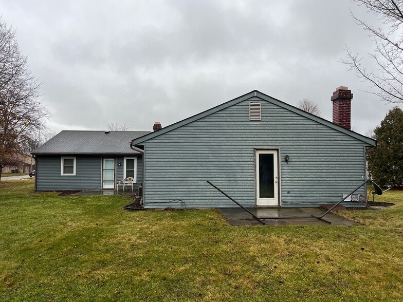 Building Photo - 5621 Bluebird Ct