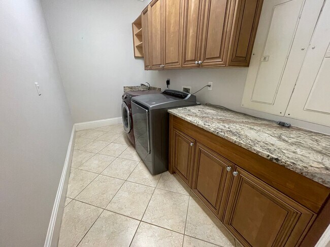 Building Photo - ANNUAL RENTAL - 3 BEDROOM + DEN/ 3 BATH SP...