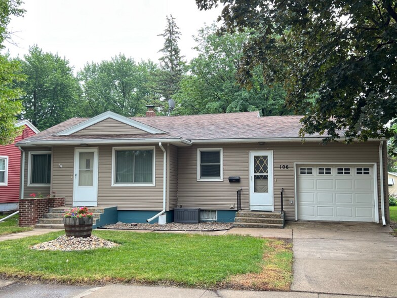 Primary Photo - 106 F St