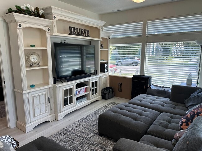 Building Photo - 4672 Vermillion Dr