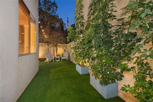 Building Photo - 3 bedroom in Gated Victoria Community!