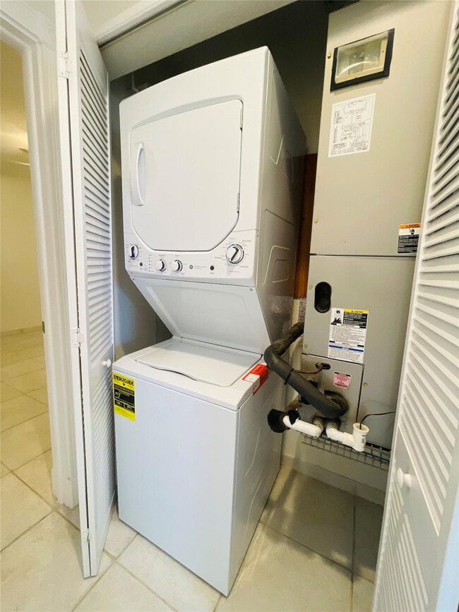 Building Photo - 2605 Bay Dr