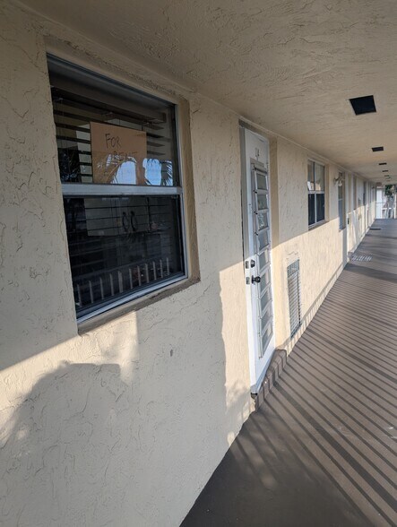 Building Photo - 9911 Sandalfoot Blvd