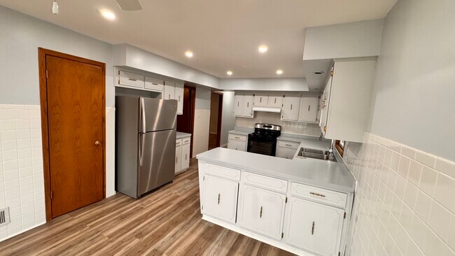 Building Photo - 5517 W Windsor Ave