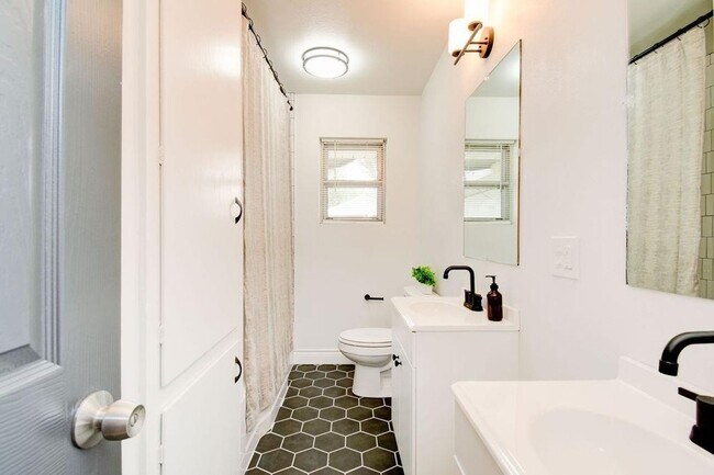 Building Photo - AVAILABLE FOR PRE-LEASE - Modern & Charming 3 Bedroom