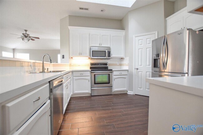 Building Photo - 2542 Bonnie Oaks Dr SW