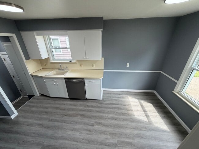 Building Photo - 3bd Bungalow w/basement