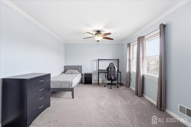 Building Photo - 2606 Trafalgar Square