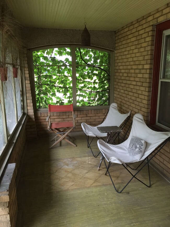 Front Porch - 705 S Burchard Ave