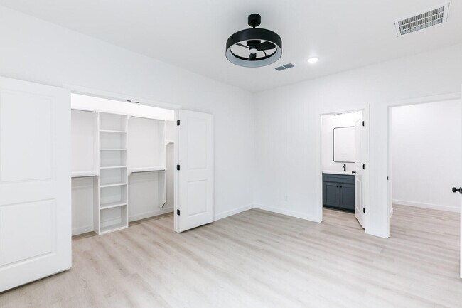 Building Photo - 1704 Elkhart Ave