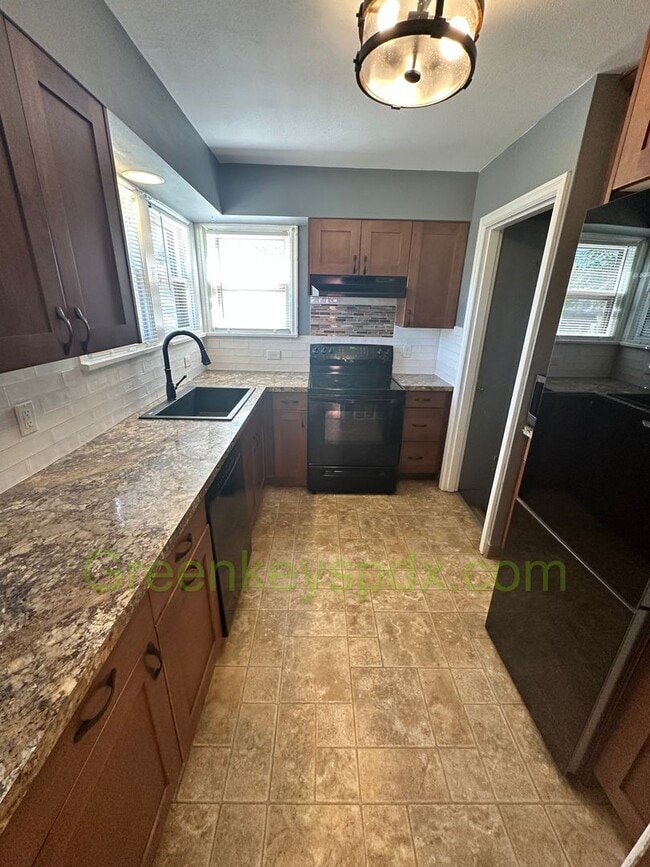 Building Photo - Gorgeous Pet-Friendly 3 Bedroom 1 Bath House