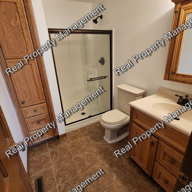 Building Photo - Well Maintained Schererville Tri-Level