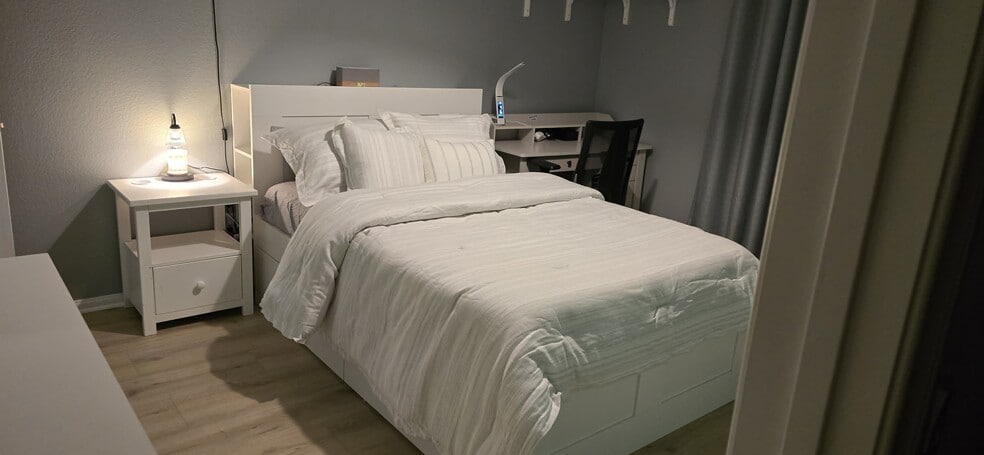 Building Photo - 395 Plaza Calimar