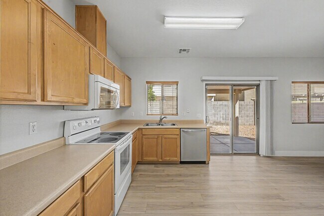 Building Photo - 7042 W Mercer Ln