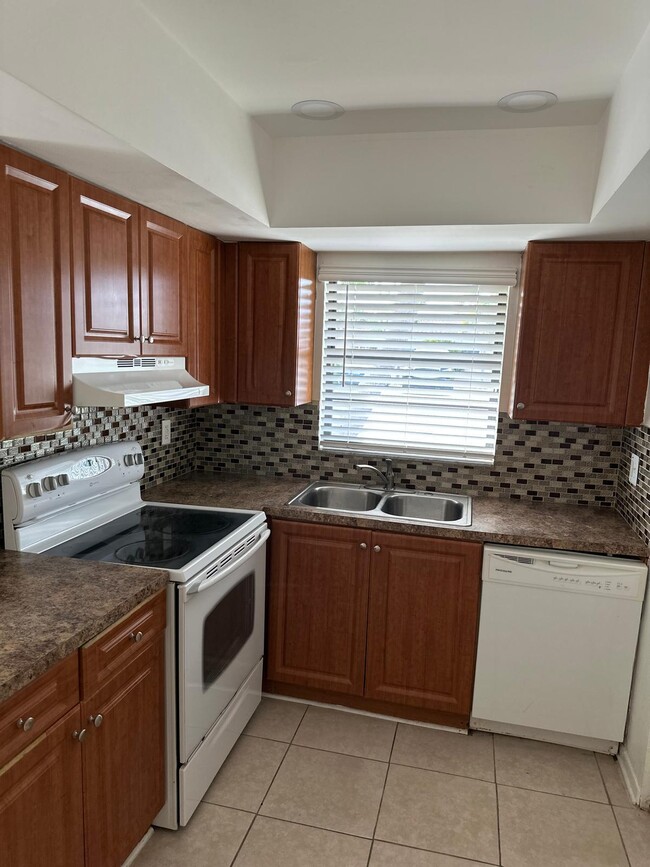 Building Photo - 1253 White Pine Dr