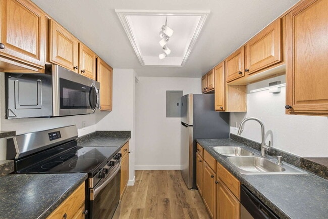 Building Photo - Light and Bright 2-Bed 2-Bath Home Available Immediately!