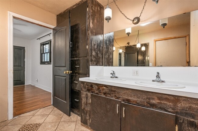 Building Photo - 1219 Park Ln