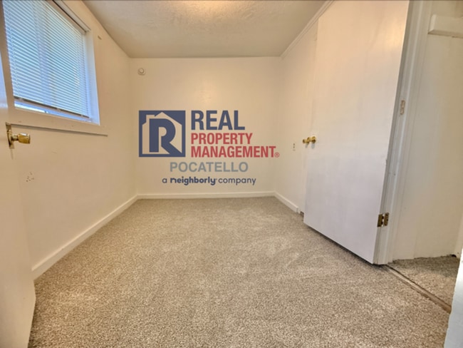 Building Photo - 5 bed 1.5 bath house - Pet Friendly