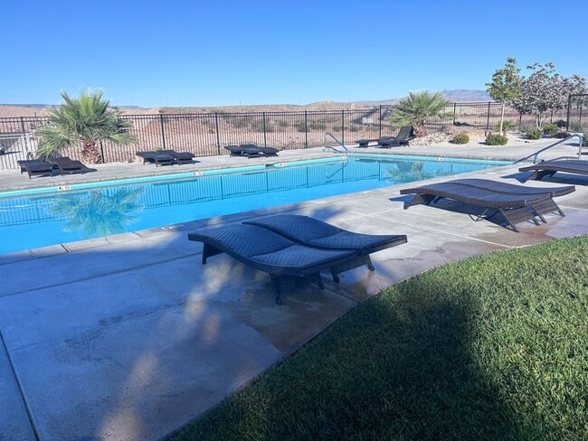 Building Photo - 3 bed plus office / 2.5 bath / 3 car Single Story with Community Pool!