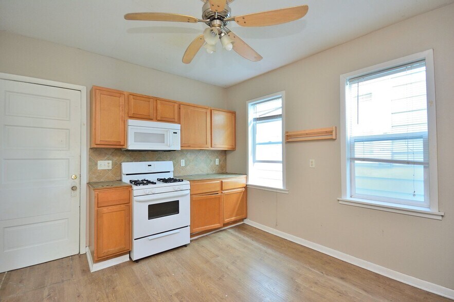 Building Photo - 818-820-820 E Brady St