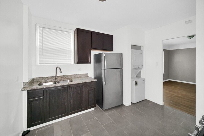 Building Photo - 1126 E 81st Pl