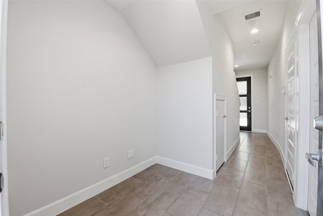 Building Photo - 3024 Charline