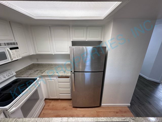 Building Photo - Charming 2-Bed Condo in Clackamas – Perfec...