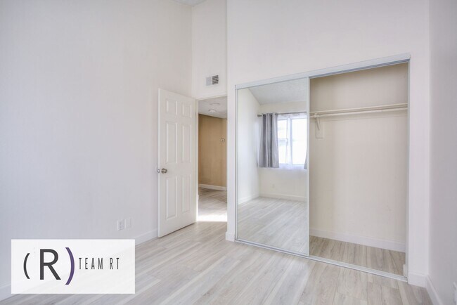 Building Photo - Gorgeous townhouse in a quiet 6-unit gated complex