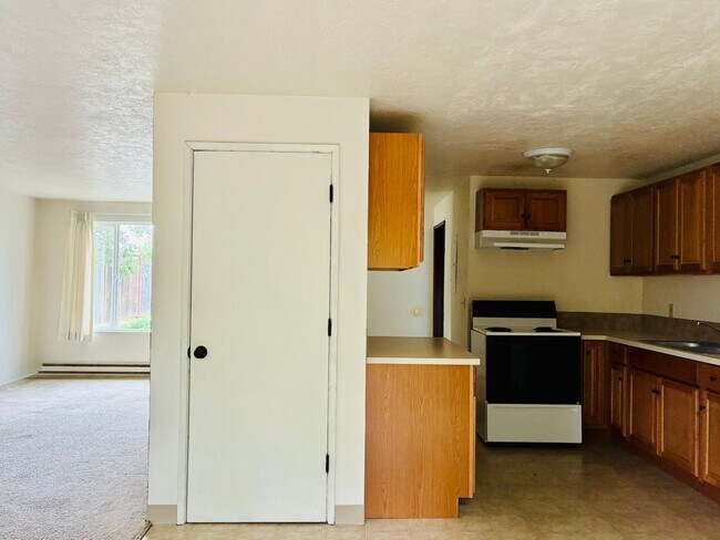 Building Photo - 933-937 NW Sequoia Ave