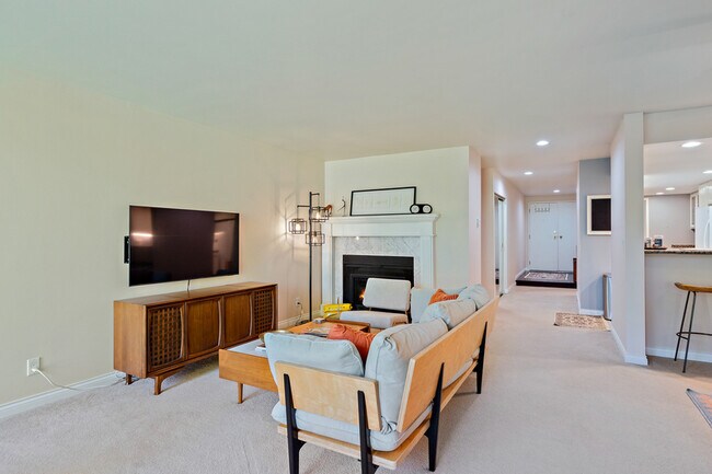 Building Photo - 15512 Country Club Dr